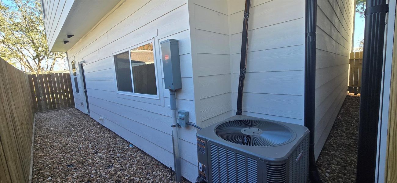 Outdoor rear space and no joined walls. Outdoor rear space and no joined walls.