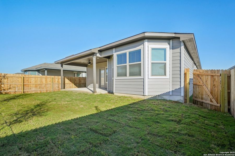 Exterior details and patio area of a home in Catalina, Converse (Image 4).