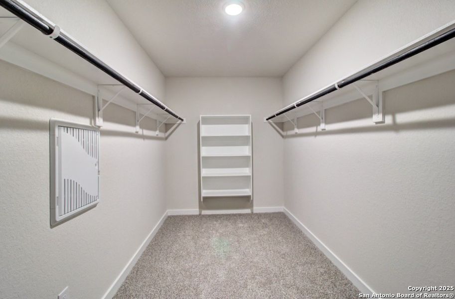 Spacious, unfurnished interior of a new home in Cloud Country, New Braunfels (Image 18).