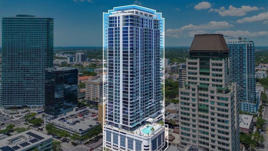 Condo located in St. Petersburg, FL showcasing its design and architecture (Image 4).