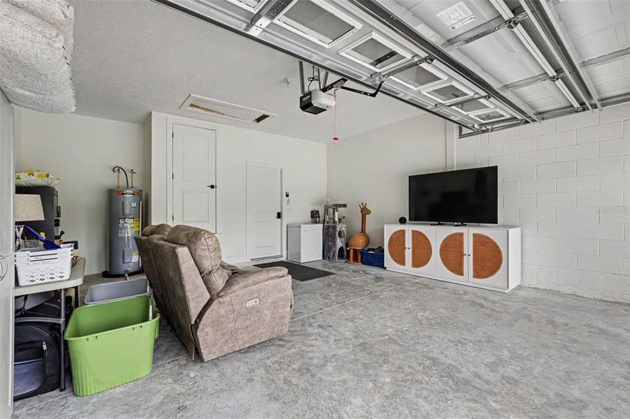 Spacious, unfurnished interior of a new home in , Dunnellon (Image 21).