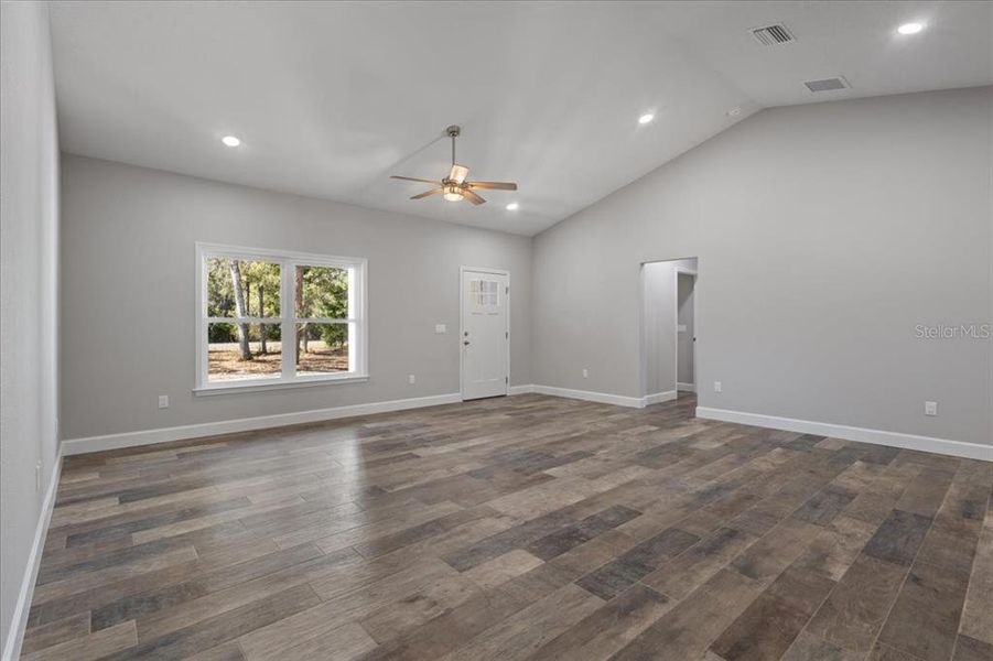 Spacious, unfurnished interior of a new home in , Chiefland (Image 26).