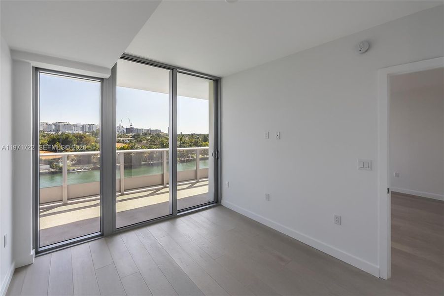 Spacious, unfurnished interior of a new home in , Bay Harbor Islands (Image 25).