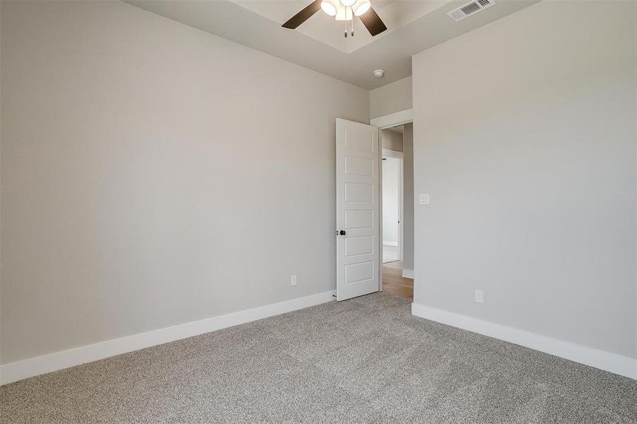 Unfurnished room with carpet and ceiling fan