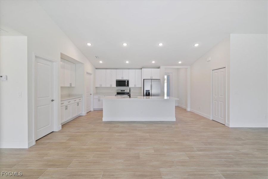 Spacious, unfurnished interior of a new home in Cape Coral, Cape Coral (Image 14).