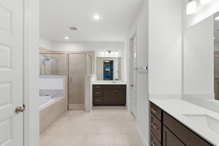 Furnished interior view inside a new home in Meridiana 40'/45', Manvel (Image 7).