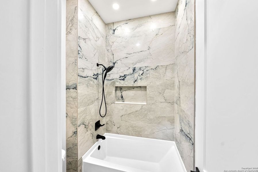 Furnished interior view inside a new home in , Bandera (Image 33).