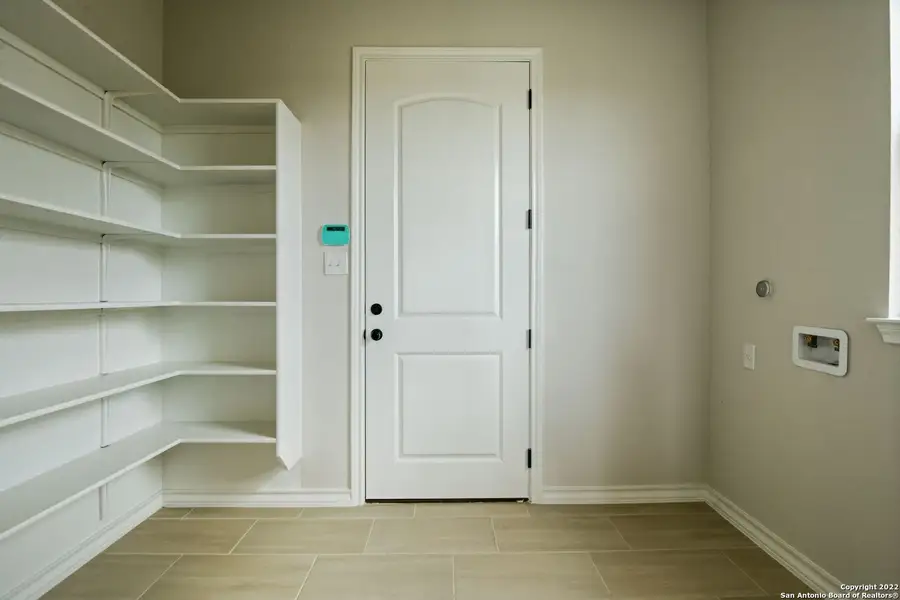 Spacious, unfurnished interior of a new home in Comanche Ridge, San Antonio (Image 17).