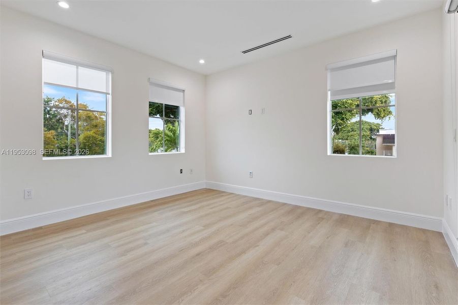 Spacious, unfurnished interior of a new home in , Miami (Image 20).