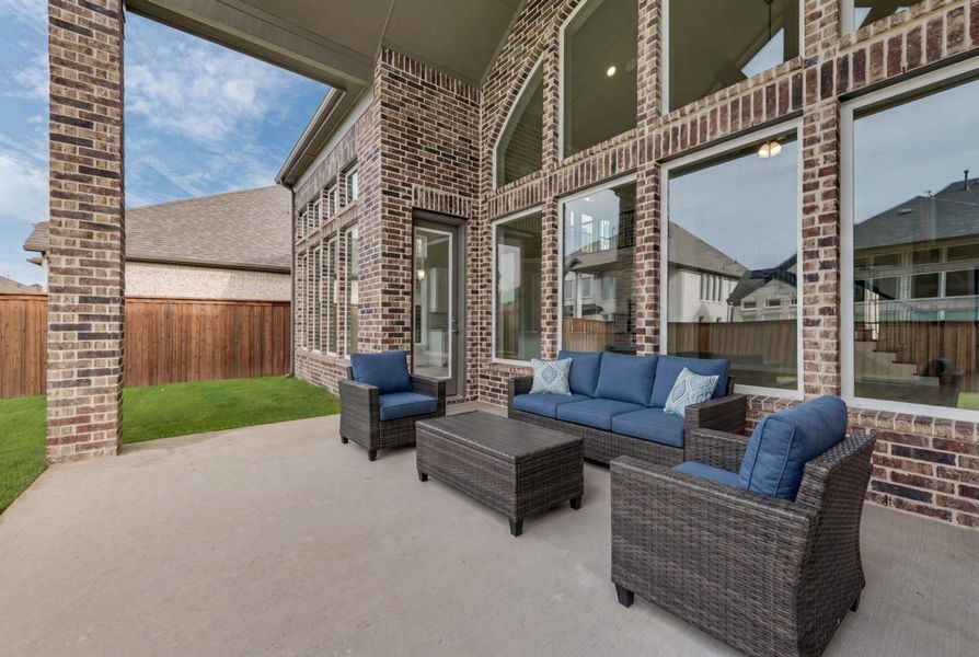 Exterior details and patio area of a home in Somercrest, Midlothian (Image 3).