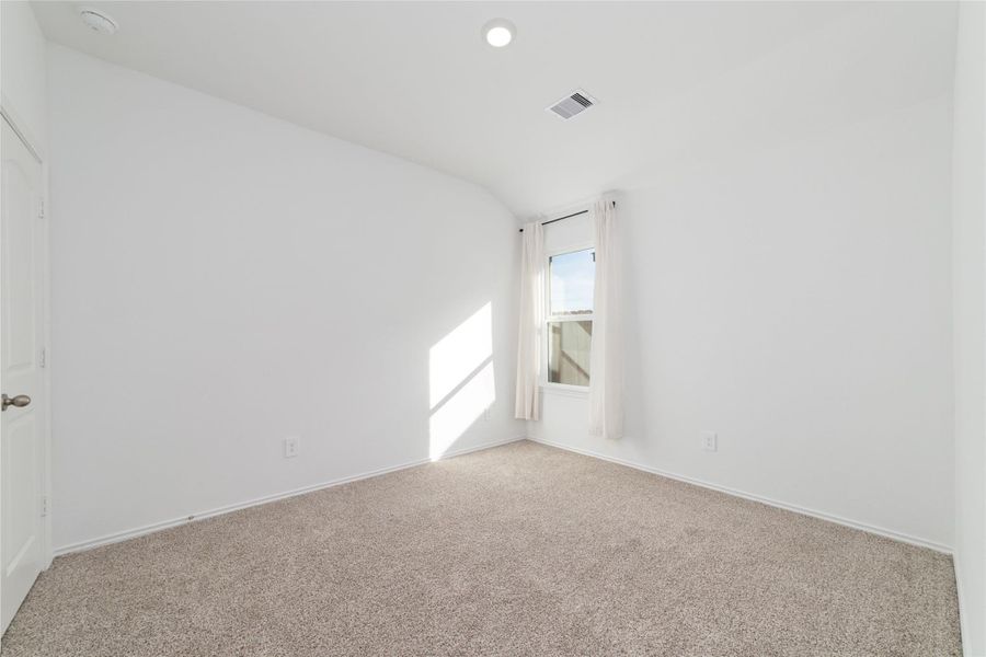 Spacious, unfurnished interior of a new home in Sunterra, Katy (Image 20).