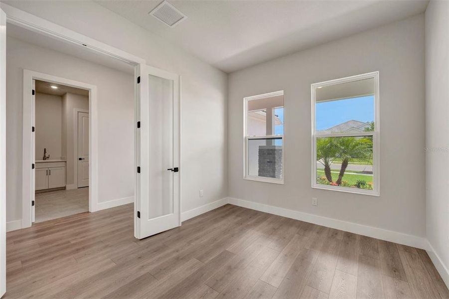 Spacious, unfurnished interior of a new home in Palmera Wellen Park - Classic Series, Venice (Image 13).