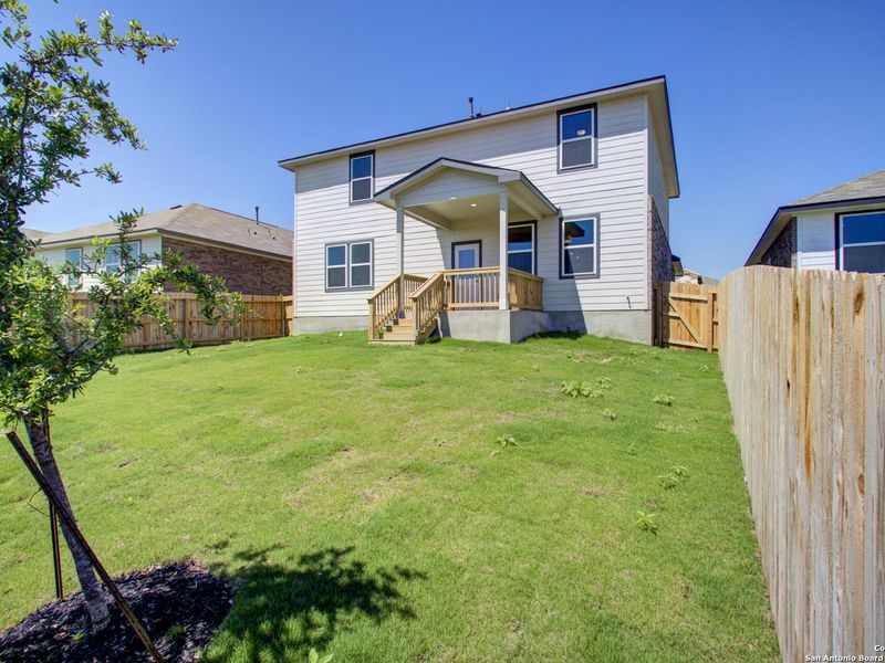 Exterior details and patio area of a home in Comanche Ridge, San Antonio (Image 20).