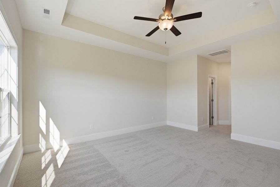 Spacious, unfurnished interior of a new home in Sidbury Landing, Wilmington (Image 32).