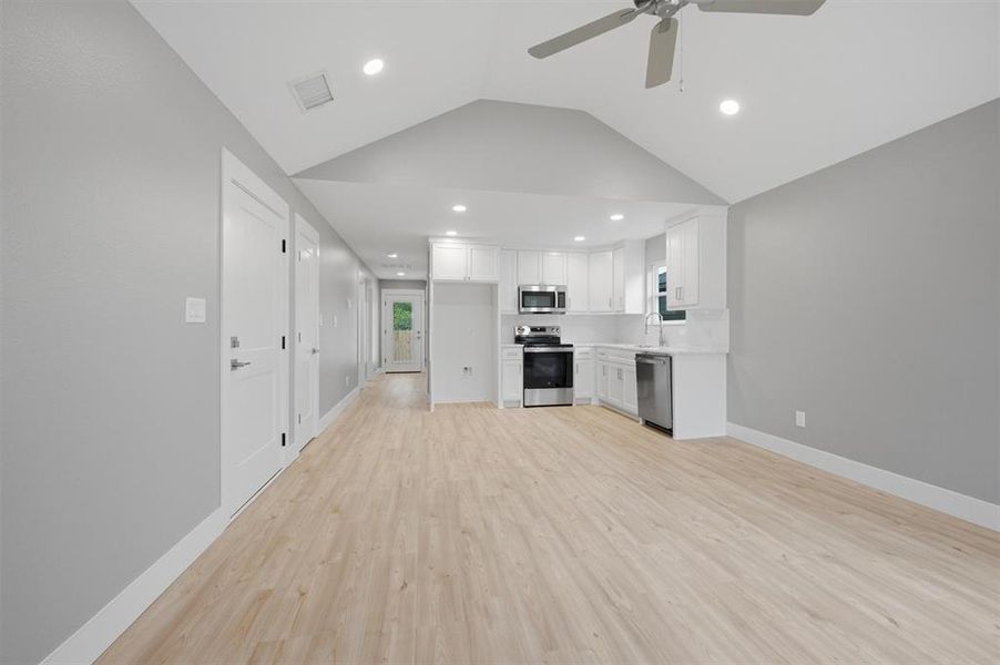 Spacious, unfurnished interior of a new home in , Sherman (Image 12).