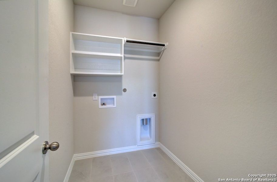 Spacious, unfurnished interior of a new home in Stream Waters, Seguin (Image 23).