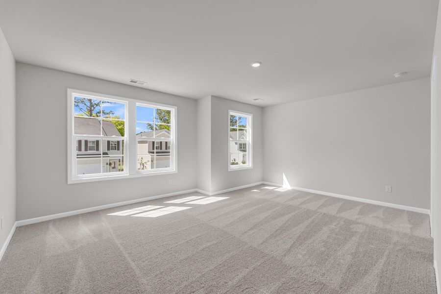 Spacious, unfurnished interior of a new home in Central Creek, Goose Creek (Image 25).