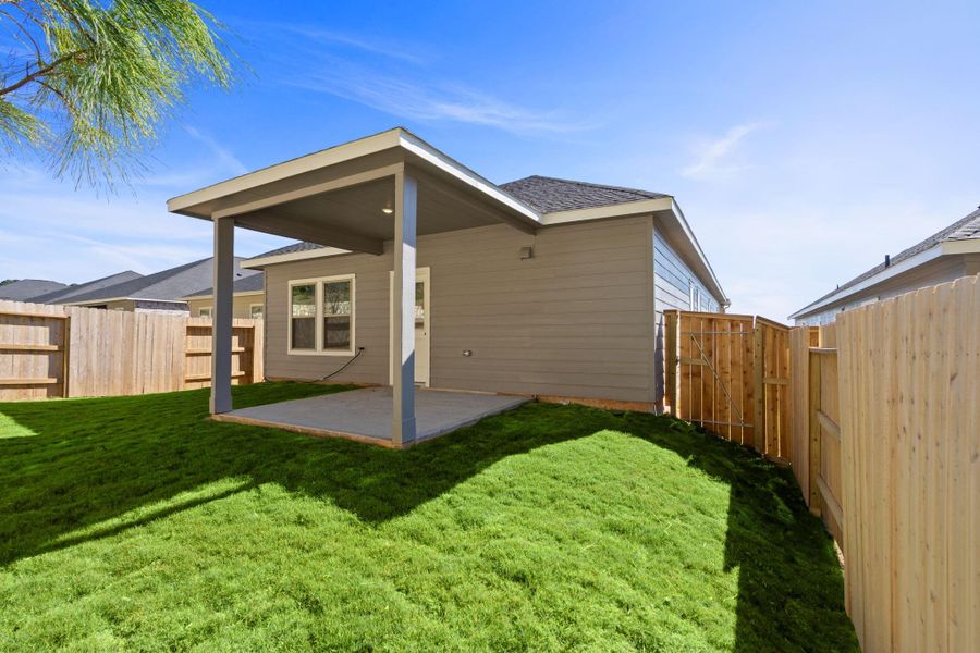Exterior details and patio area of a home in Westridge Cove, Conroe (Image 19).