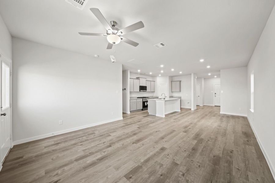 Spacious, unfurnished interior of a new home in Riverwood Ranch, Angleton (Image 7).