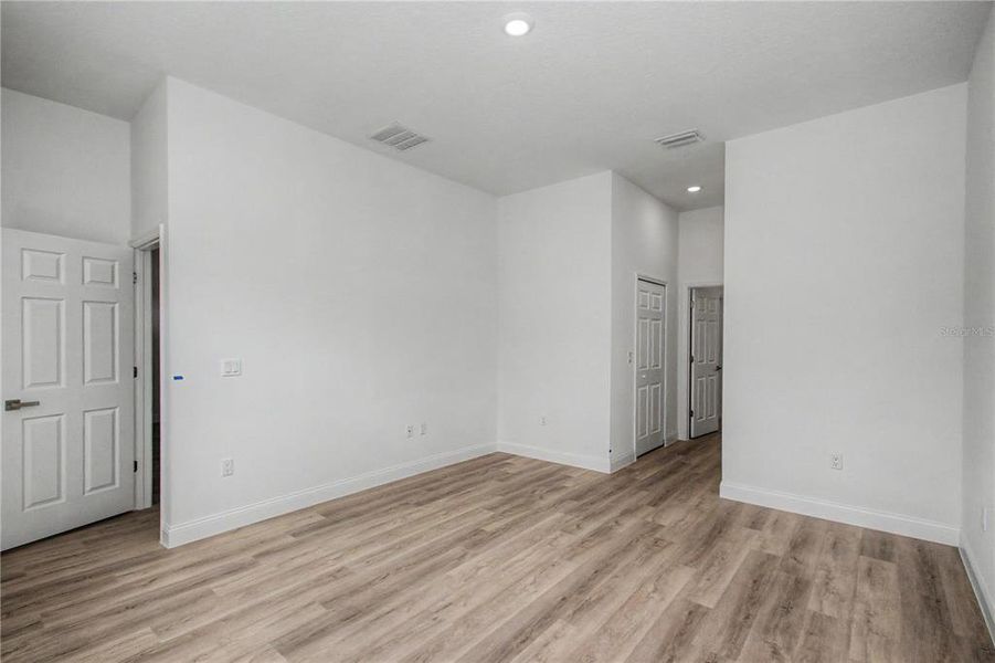 Spacious, unfurnished interior of a new home in , Ocala (Image 20).