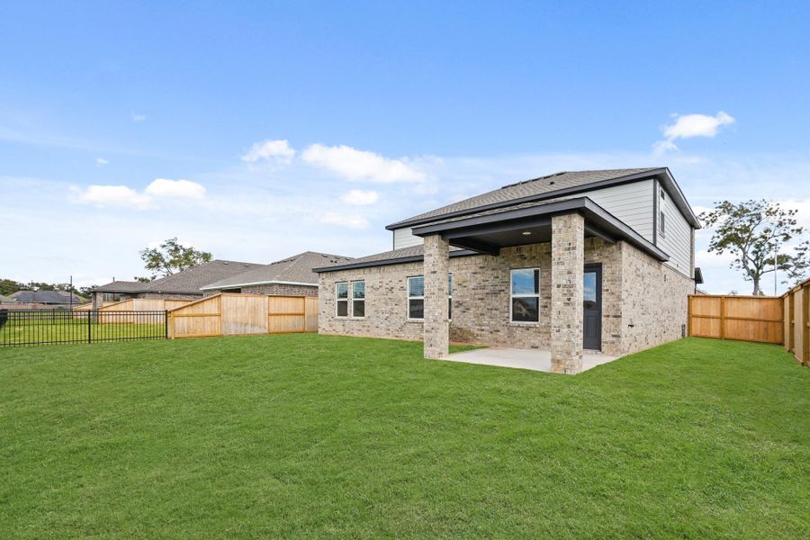 Exterior details and patio area of a home in Woodshore, Clute (Image 4). Exterior details and patio area of a home in Woodshore, Clute (Image 4).