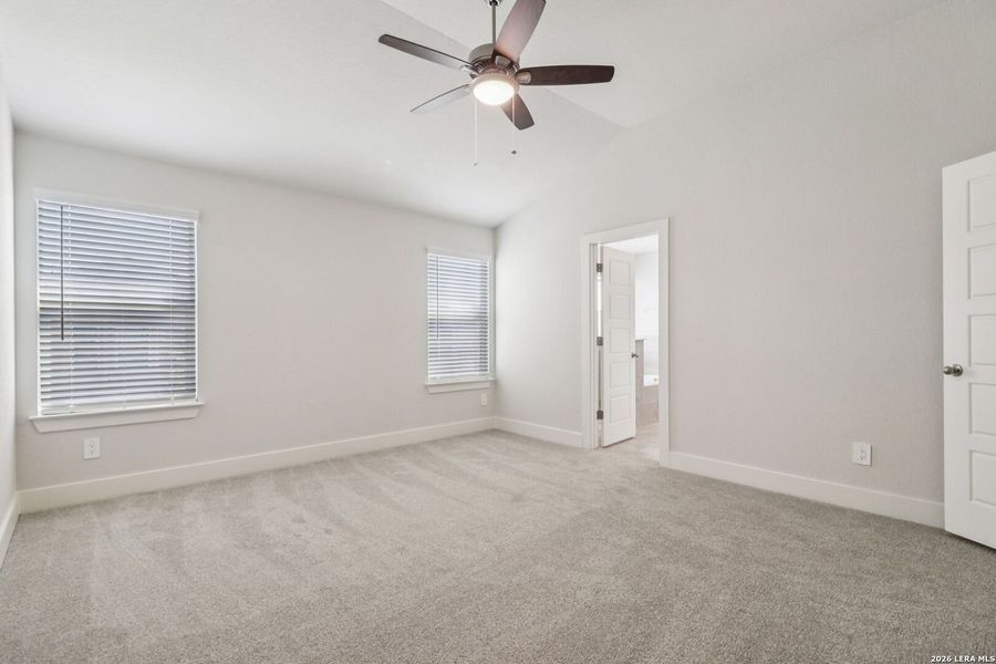 Spacious, unfurnished interior of a new home in Thomas Pond, San Antonio (Image 36).