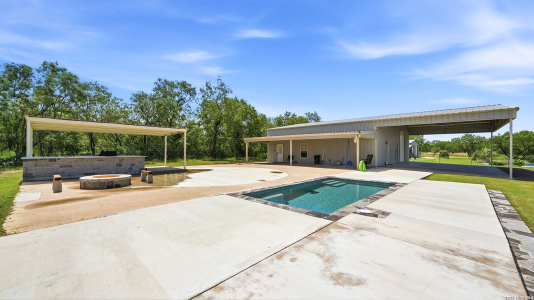 Community amenities in , Adkins (Image 36).