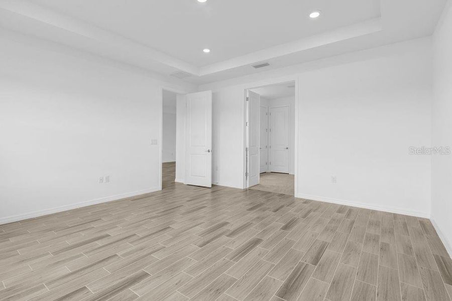 Spacious, unfurnished interior of a new home in Ardisia Park, New Smyrna Beach (Image 22).