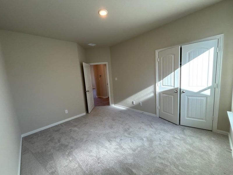 Spacious, unfurnished interior of a new home in Waterford Park, Weatherford (Image 10).