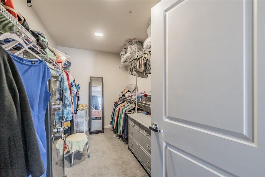 Walk in closet with ample space for your belongings.