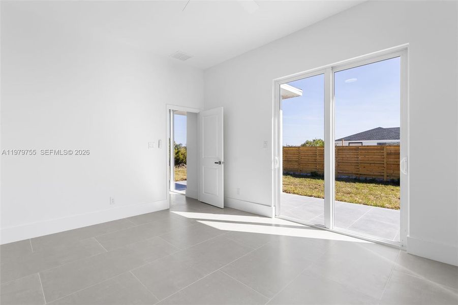 Spacious, unfurnished interior of a new home in , Lehigh Acres (Image 17).