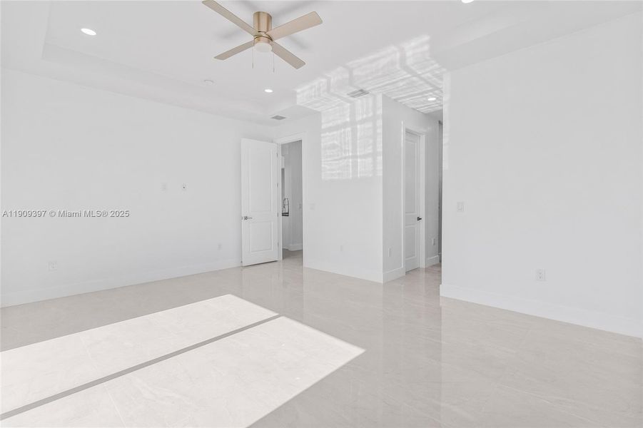 Spacious, unfurnished interior of a new home in , Lehigh Acres (Image 17).