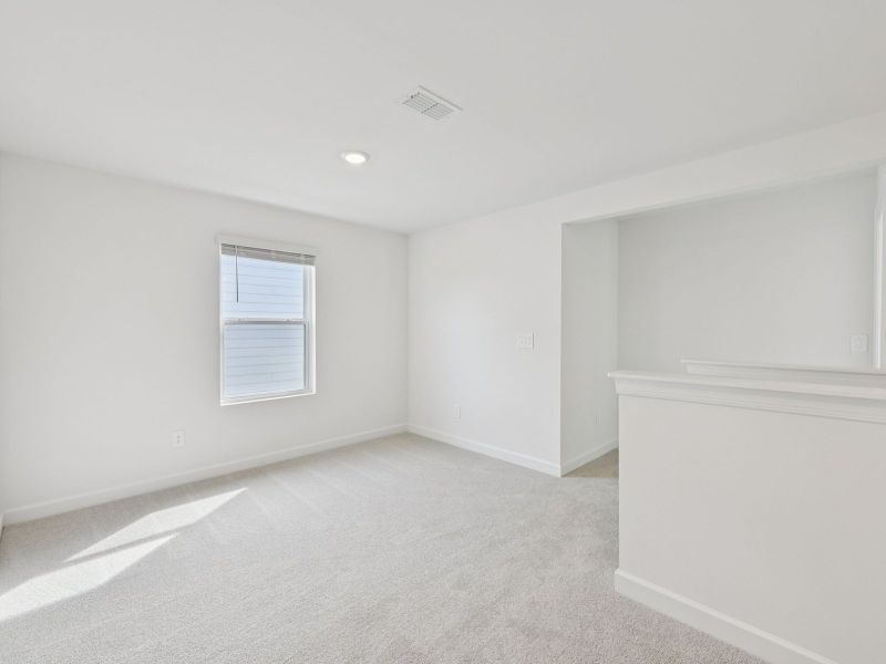 Spacious, unfurnished interior of a new home in Buffalo Ridge, Newton (Image 14).