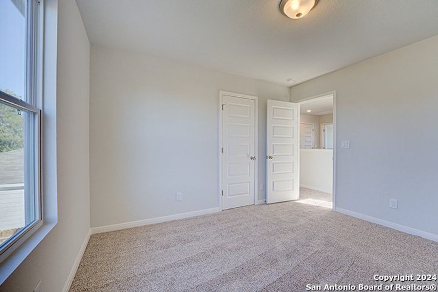Spacious, unfurnished interior of a new home in Blue Ridge Ranch, San Antonio (Image 25).