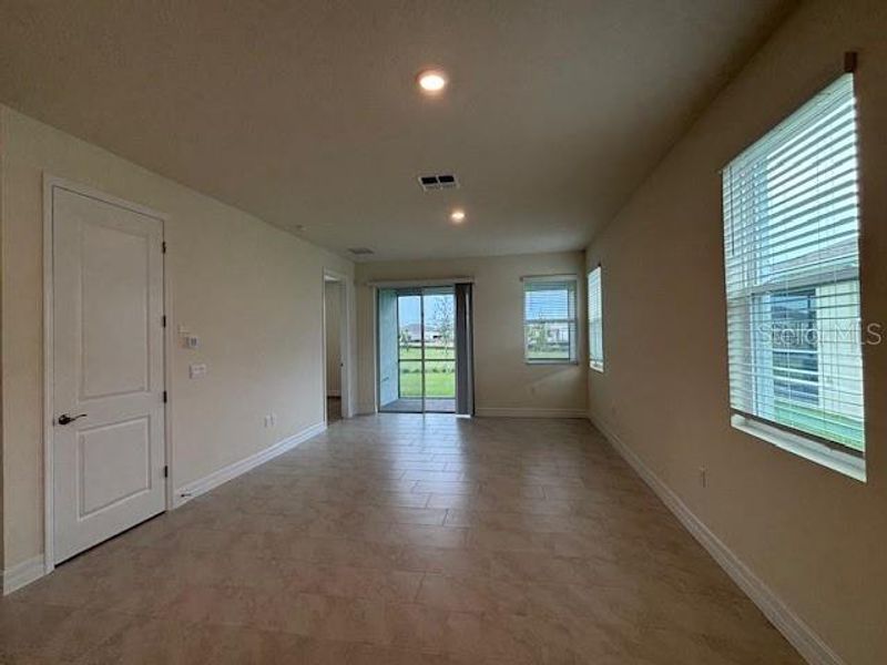 Spacious, unfurnished interior of a new home in Lakes of Mount Dora, Mount Dora (Image 7).