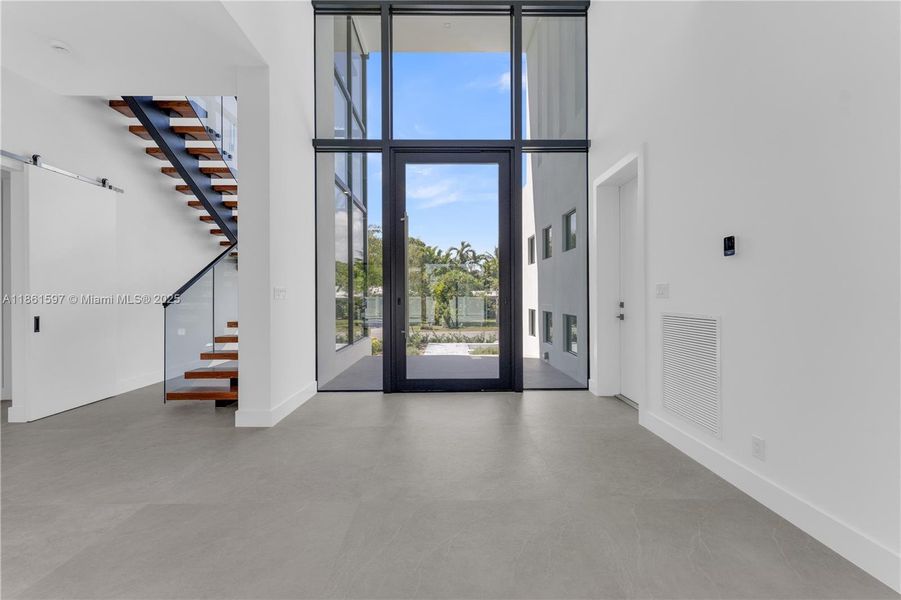 Spacious, unfurnished interior of a new home in , Pompano Beach (Image 29).