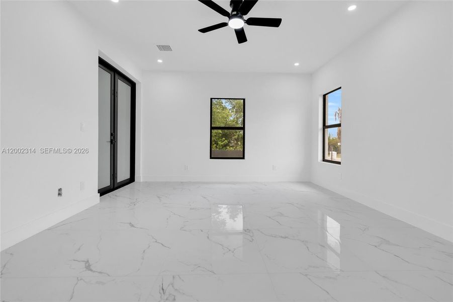 Spacious, unfurnished interior of a new home in , Lehigh Acres (Image 13).