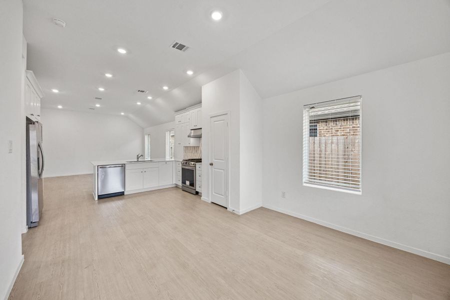 Spacious, unfurnished interior of a new home in Sunterra, Katy (Image 16). Spacious, unfurnished interior of a new home in Sunterra, Katy (Image 16).