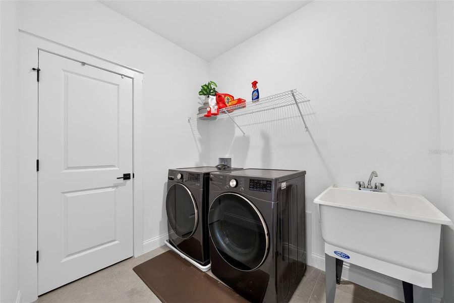 Furnished interior view inside a new home in , Orlando (Image 26).