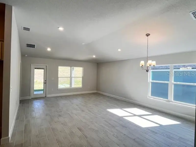 Spacious, unfurnished interior of a new home in Abbey Glen, Dade City (Image 5).