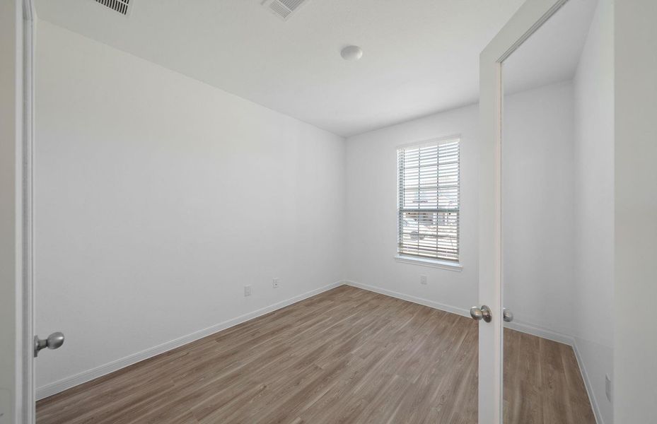 Spacious, unfurnished interior of a new home in Mavera, Conroe (Image 4).