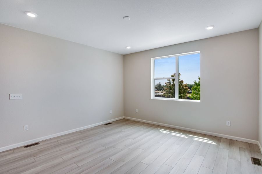 Spacious, unfurnished interior of a new home in Sugar Mill Village, Longmont (Image 12).