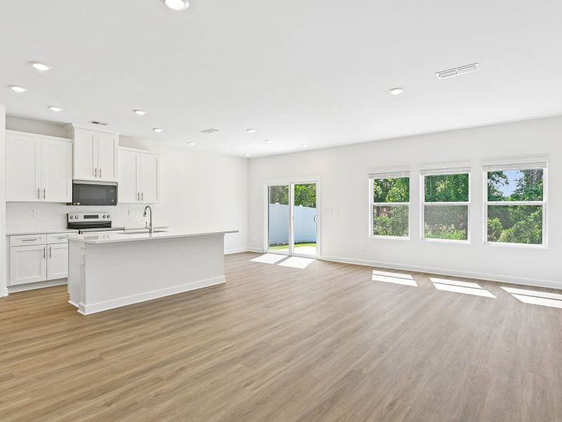 Spacious, unfurnished interior of a new home in Buffalo Ridge, Newton (Image 10).
