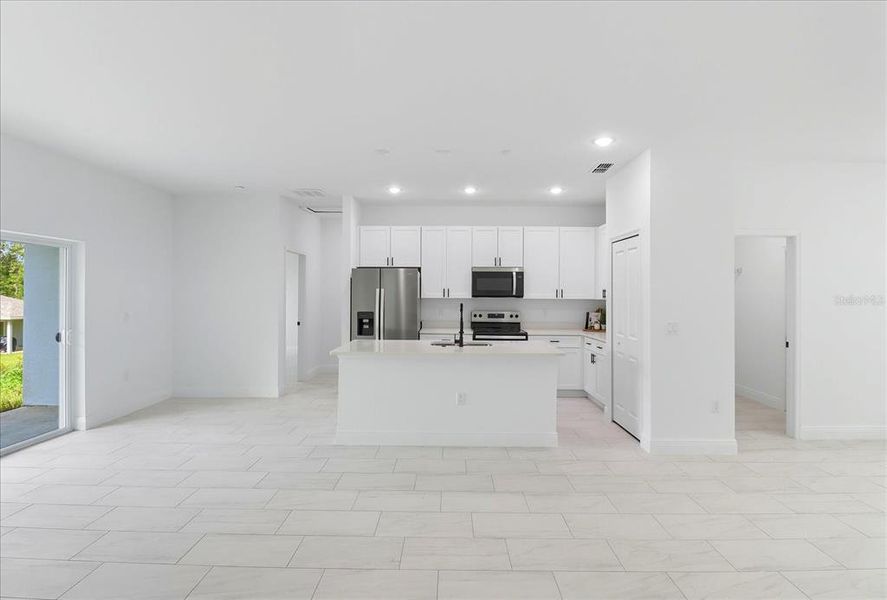 Spacious, unfurnished interior of a new home in , Citrus Springs (Image 25).