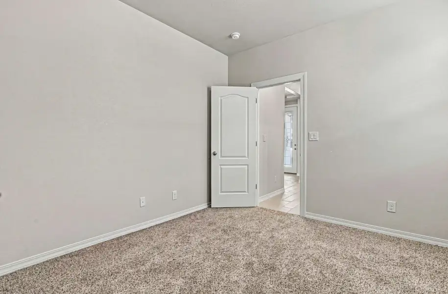Spacious, unfurnished interior of a new home in Desert Breeze, Horizon City (Image 22).