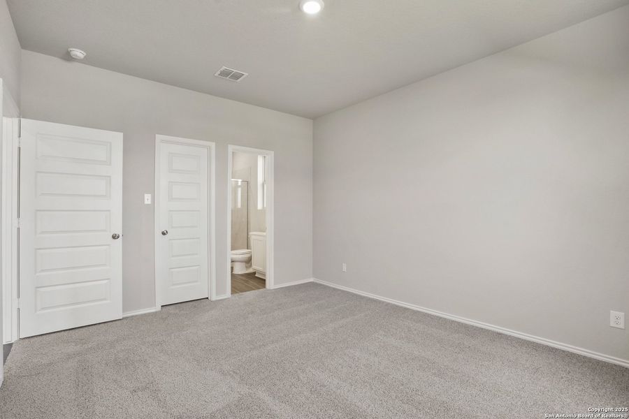 Spacious, unfurnished interior of a new home in Blue Ridge Ranch, San Antonio (Image 22).