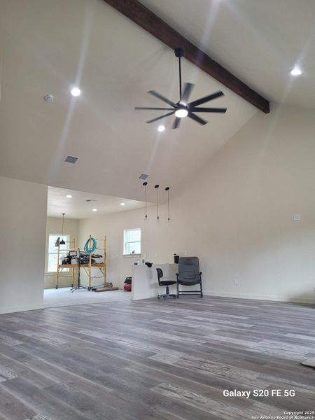 Spacious, unfurnished interior of a new home in , Floresville (Image 7).