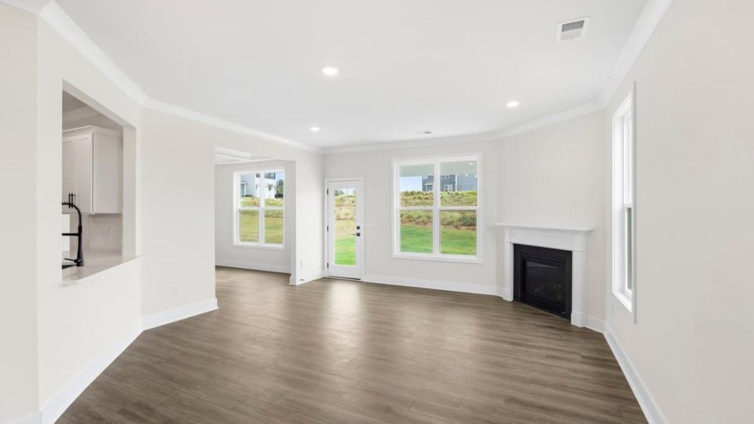 Spacious, unfurnished interior of a new home in Sycamore Cove, Woodruff (Image 25).