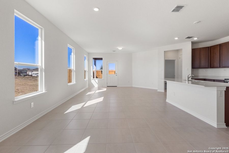 Spacious, unfurnished interior of a new home in Legend Heights, New Braunfels (Image 7).