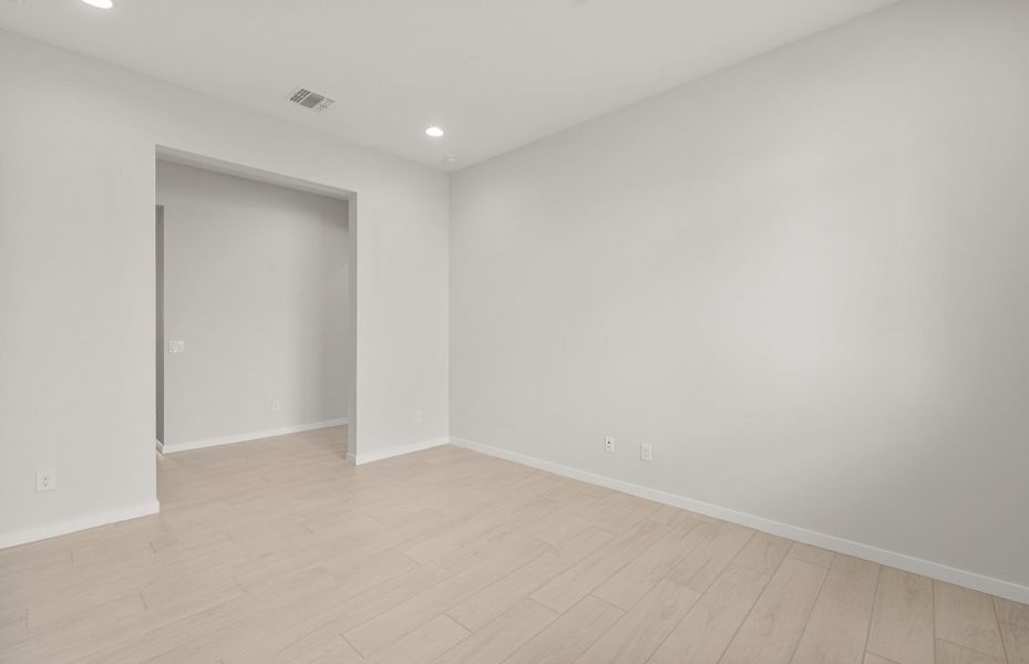 Spacious, unfurnished interior of a new home in Sun City Anthem at Merrill Ranch, Florence (Image 28).